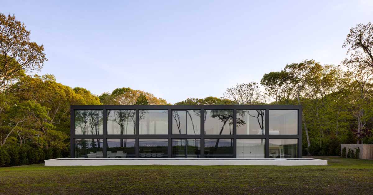 A Grid Of Large Dwelling home windows Maximizes The Water Views At This Fashionable Residence