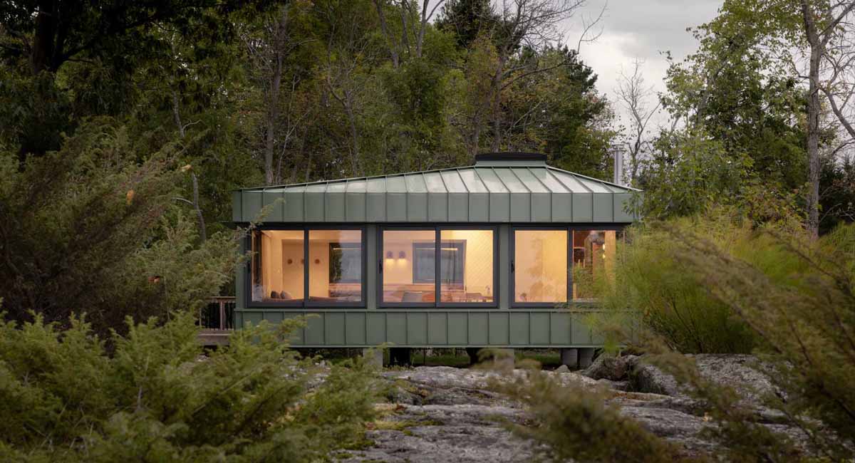 Inexperienced Metallic Siding Permits This Small Cottage To Combine In With Its Surroundings